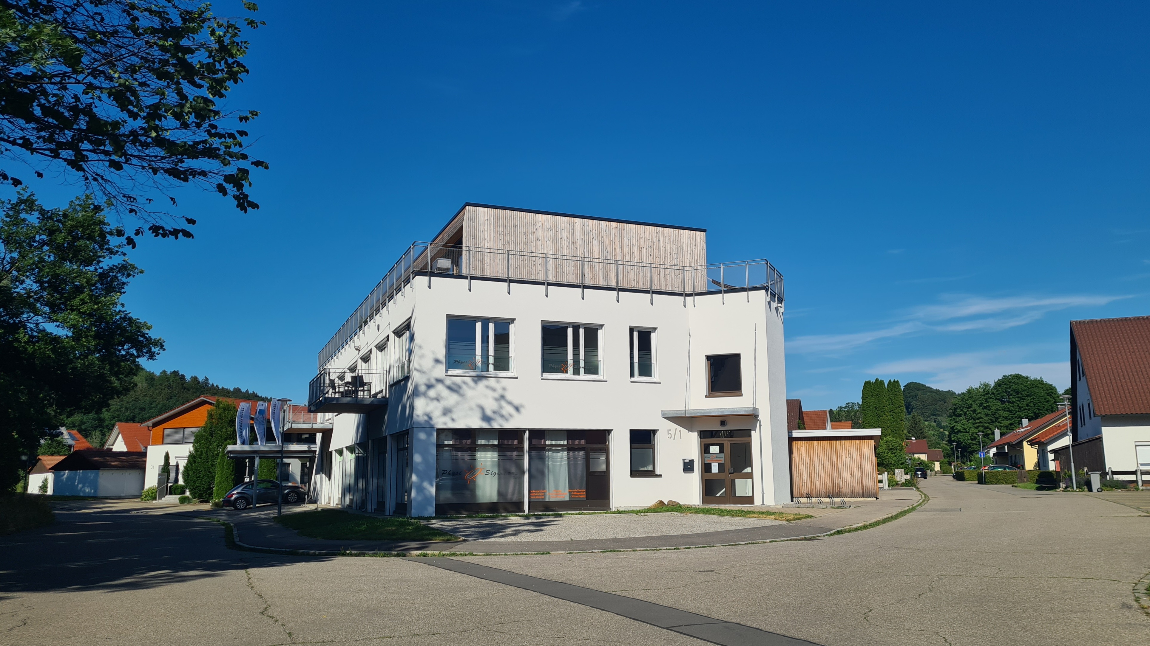 PhysioSigmanns Praxis in Wangen – Außenansicht mit Parkplätzen